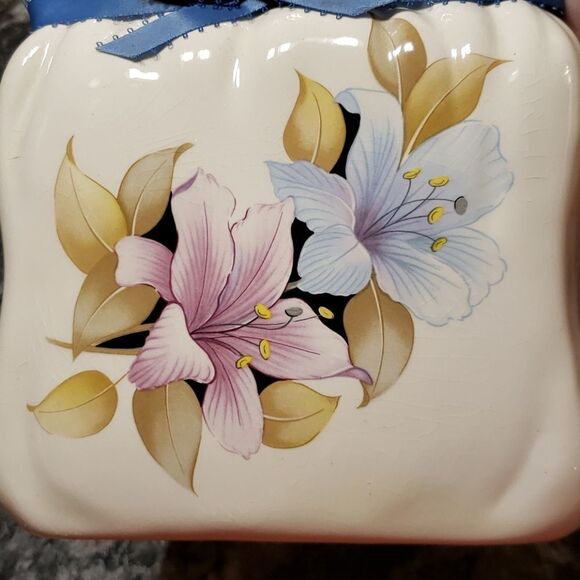 Lovely Vintage Floral Cream Colored Planter Vase - Porcelain - Picture 7 of 9